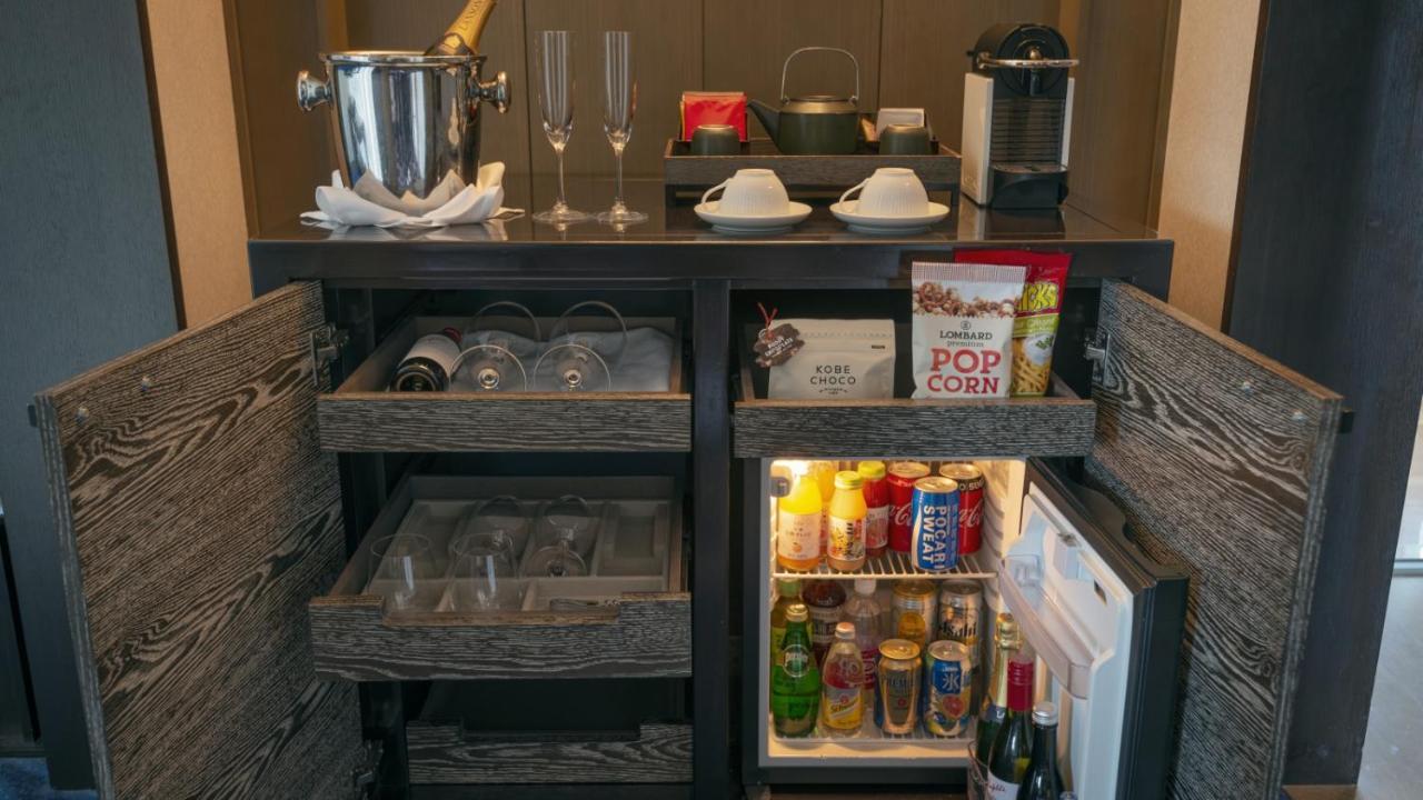 Oriental Hotel Kobe Exterior foto A mini-bar in a hotel room