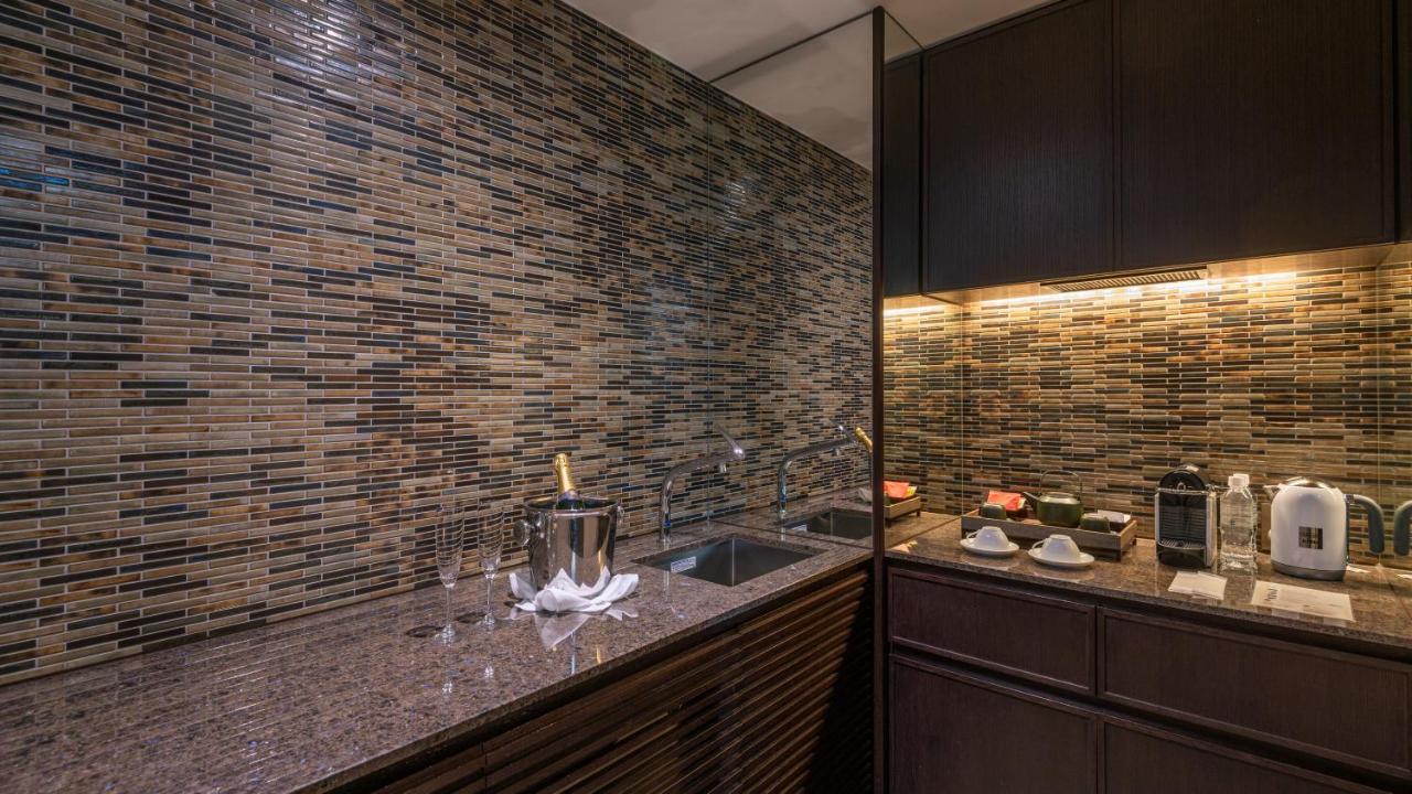 Oriental Hotel Kobe Exterior foto A wet bar in a hotel suite