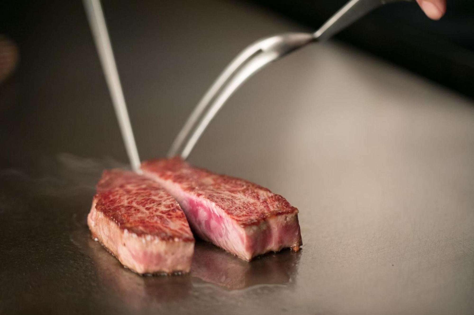 Oriental Hotel Kobe Exterior foto A steak being cut with a knife and fork
